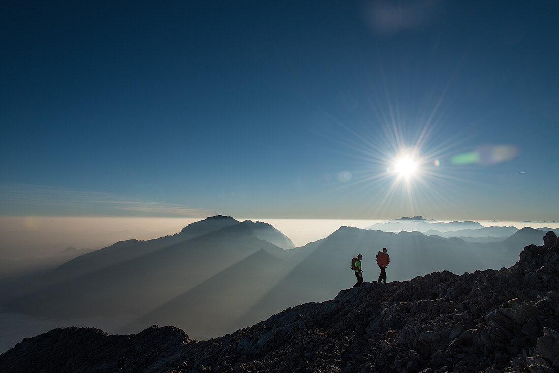 Zwei Bergsteiger bei Morgensonne auf dem Weg zum Hocheck, Watzmanngrat, Berchtesgadener Alpen, Berchtesgaden, Deutschland