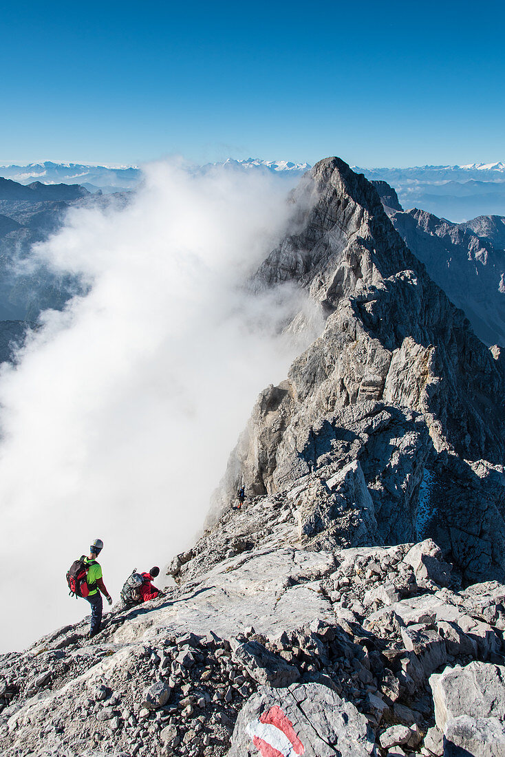 Bergsteiger auf dem Watzmanngrat zur Südspitze des Watzmann, Berchtesgadener Alpen, Berchtesgaden, Deutschland