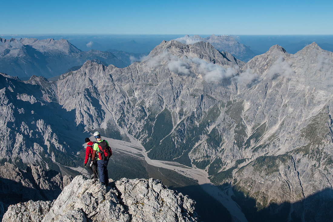 Climber on the Watzmanngrat, view to Wimbachgries, Watzmann, Berchtesgaden Alps, Berchtesgaden, Germany