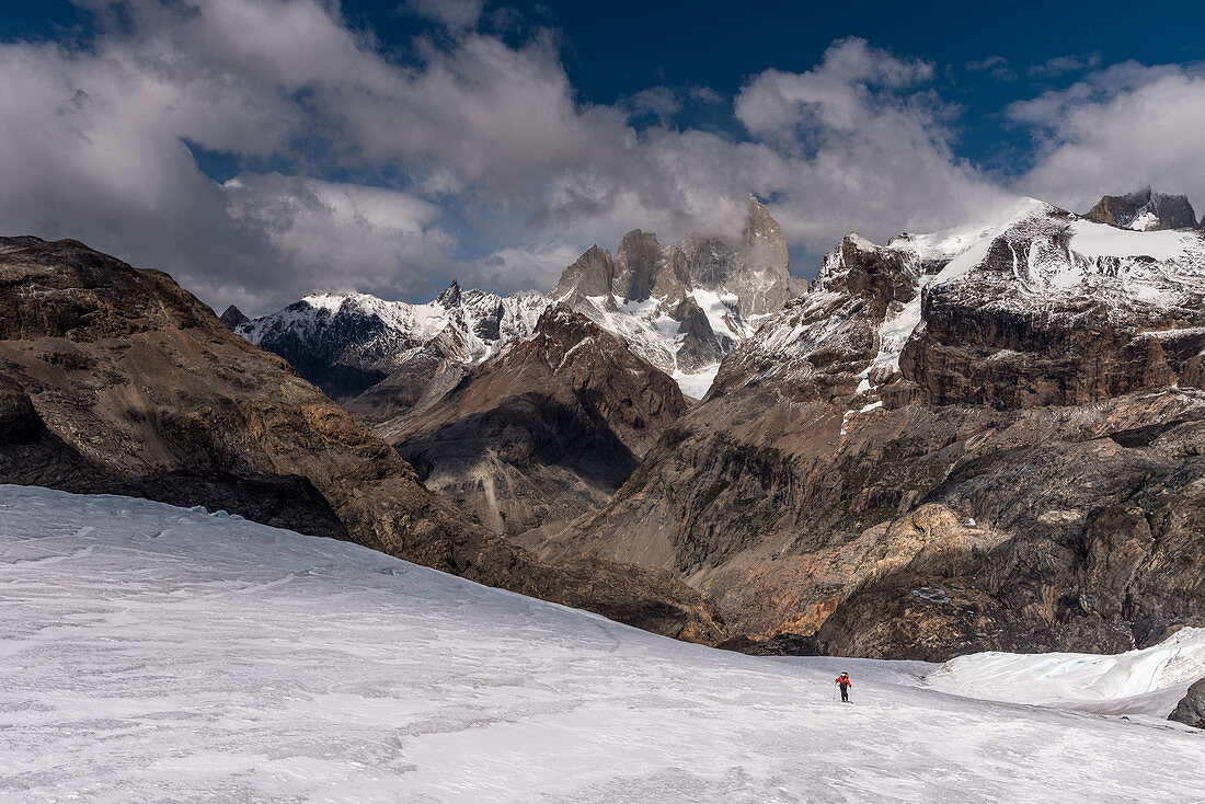 Eine Wanderin auf Gletscher am Paso Marconi, Nationalpark Los Glaciares, Patagonien, Argentinien