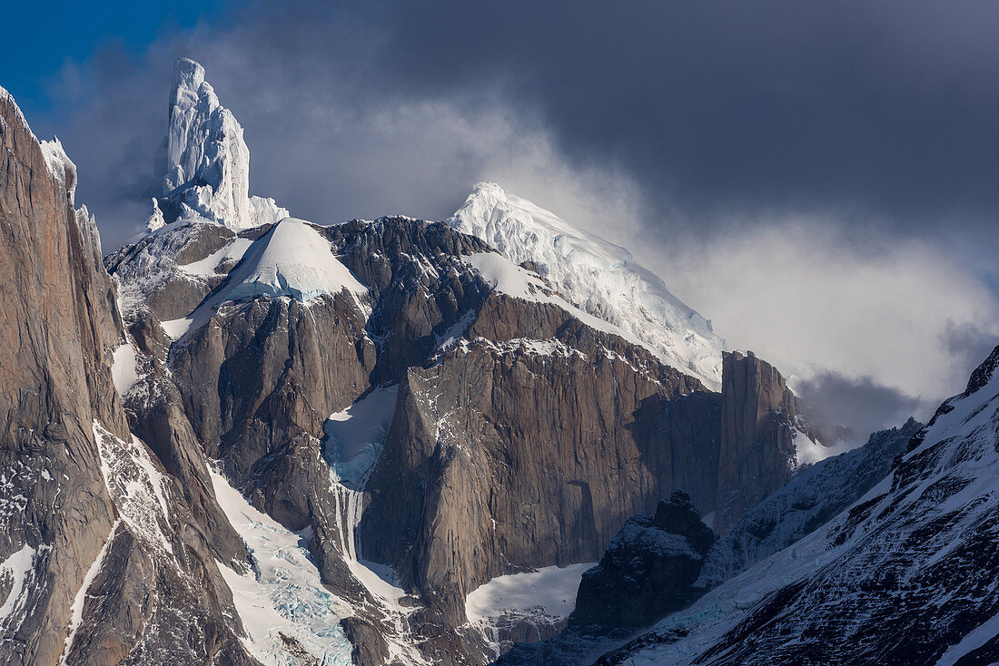 Ausblick auf den schneebedeckten Gipfel des Cerro Torre, von Paso Marconi, Nationalpark Los Glaciares, Patagonien, Argentinien