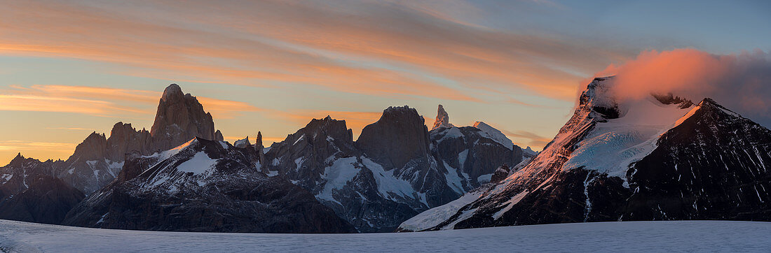 Panorama von Fitz Roy & Cerro Torre bei Sonnenaufgang, von Refugio Garcia Soto (Chile), Nationalpark Los Glaciares, Patagonien, Argentinien