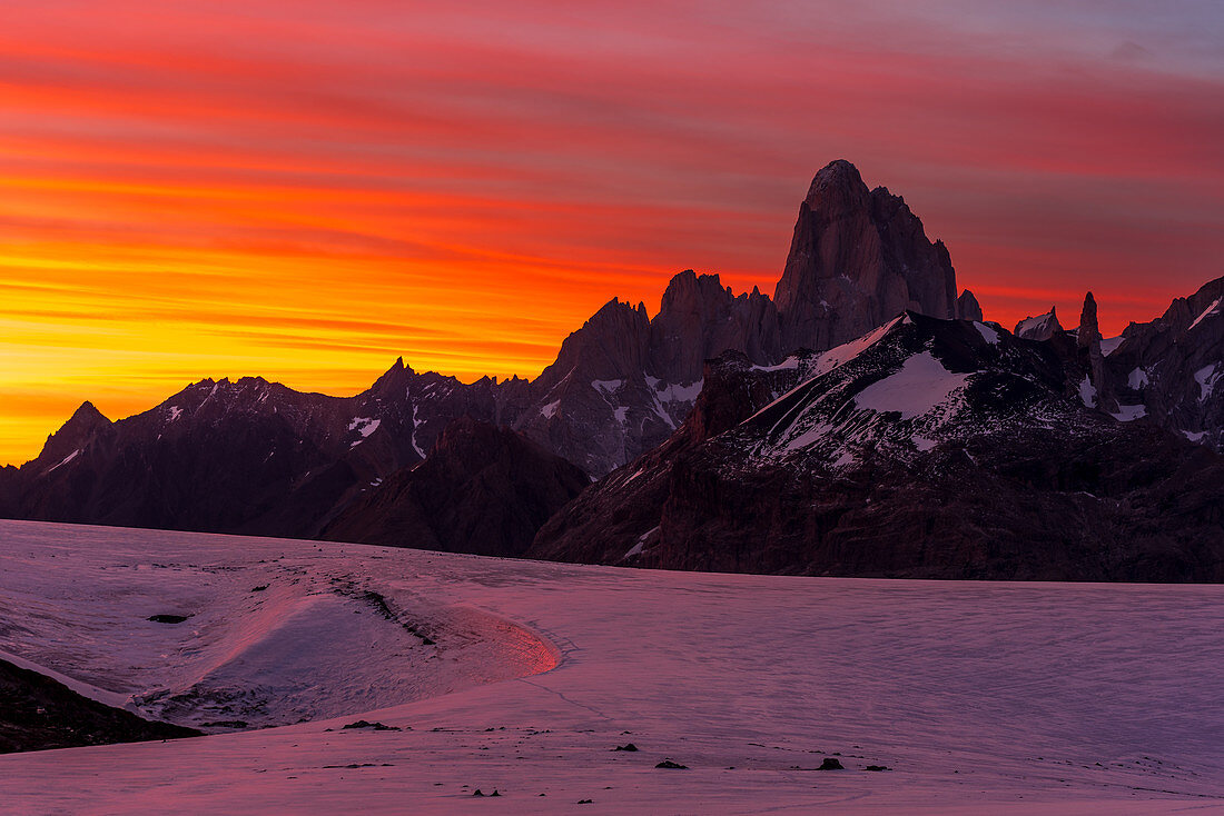 Blick auf den Fitz Roy in der Morgendämmerung, Nationalpark Los Glaciares, Patagonien, Argentinien