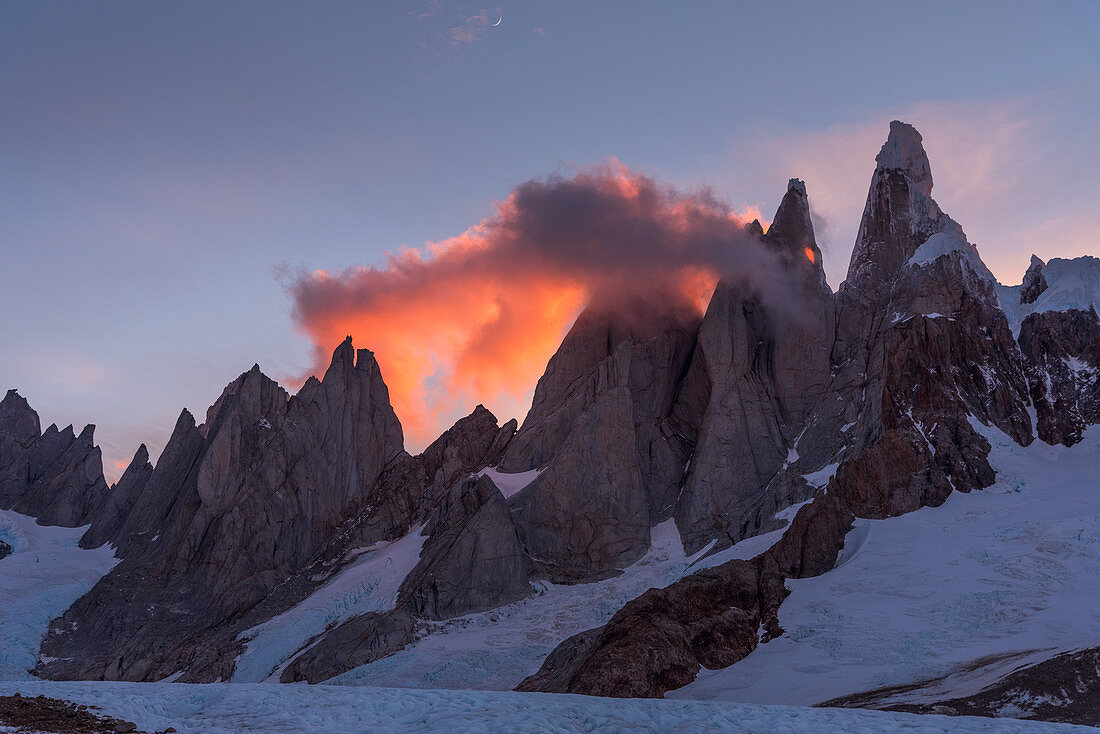 Cerro Torre bei Morgenlicht, von Circo de los Altares, Nationalpark Los Glaciares, Patagonien, Argentinien