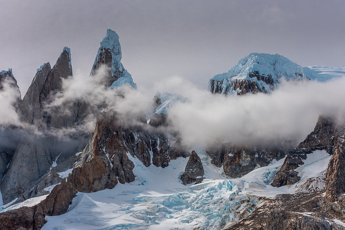 Cerro Torre und Cerro Adela, von Circo de los Altares, Nationalpark Los Glaciares, Patagonien, Argentinien