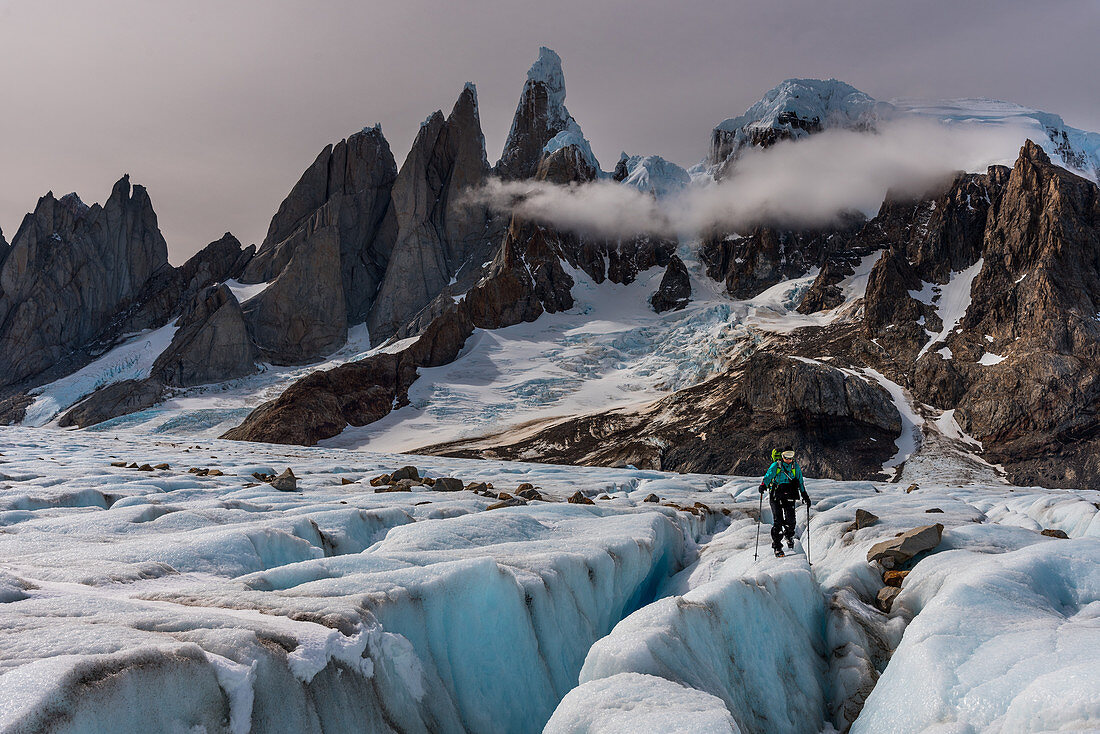 Eine Bergsteigerin an Spalten im Eis, Cerro Torre, Circo de los Altares, Nationalpark Los Glaciares, Patagonien, Argentinien