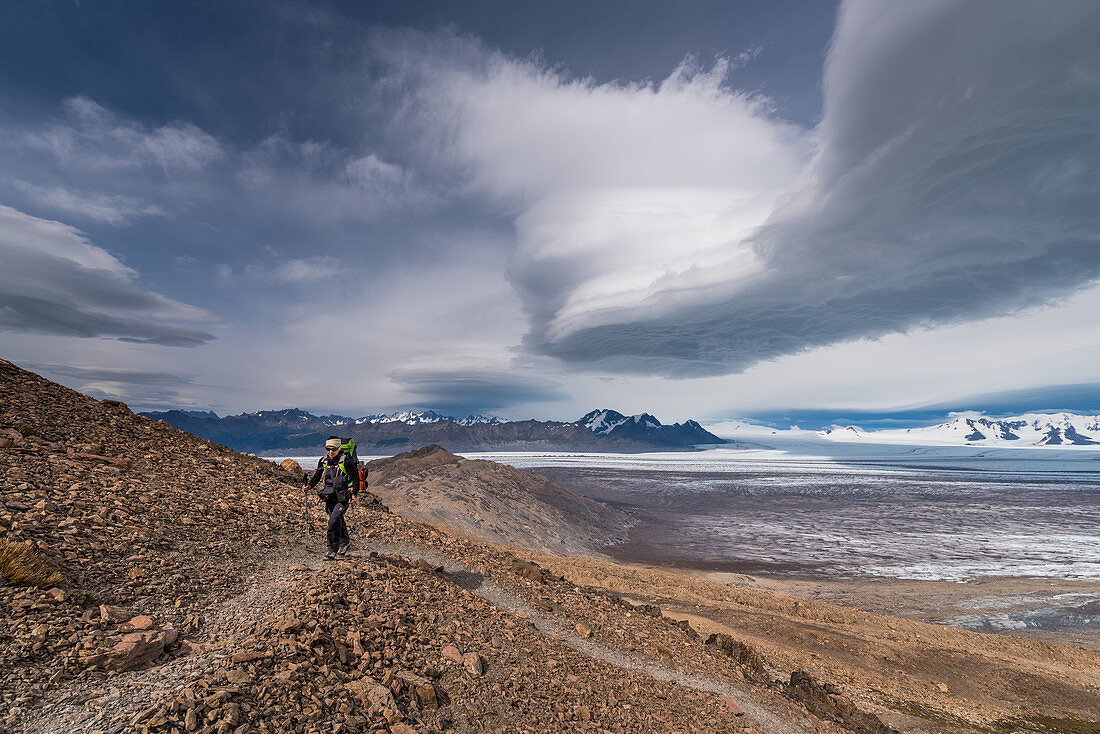 Bergsteigerin am Paso del Viento, Blick auf Glaciar Viedma, Nationalpark Los Glaciares, Patagonien, Argentinien