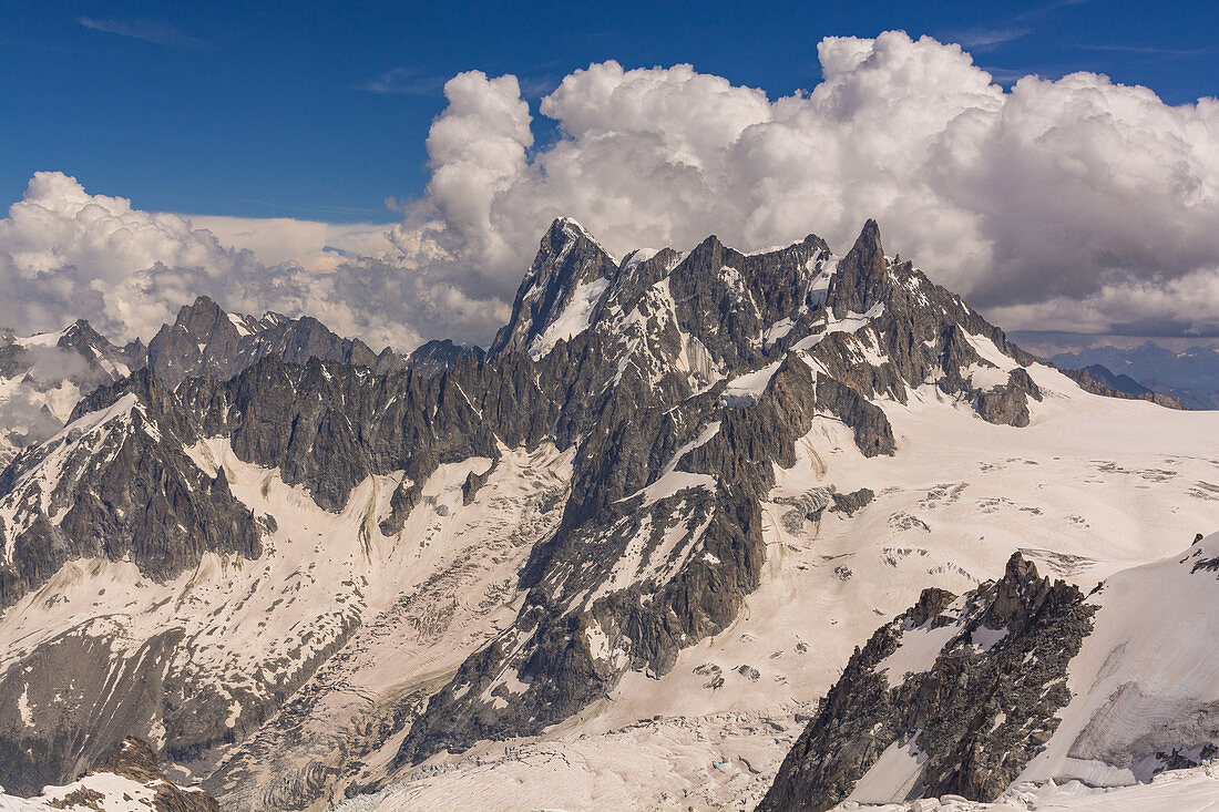 Blick von Westen auf das Massiv der Grandes Jorasses, Mont Blanc-Gruppe, Frankreich