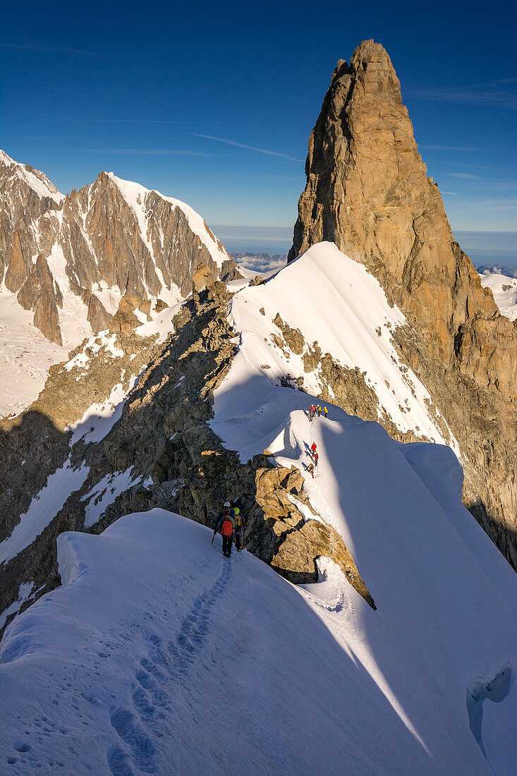 Bergsteiger auf dem Rochefortgrat mit Blick auf den Dent du Geant, Aguille de Rochefort, Mont Blanc-Gruppe, Frankreich