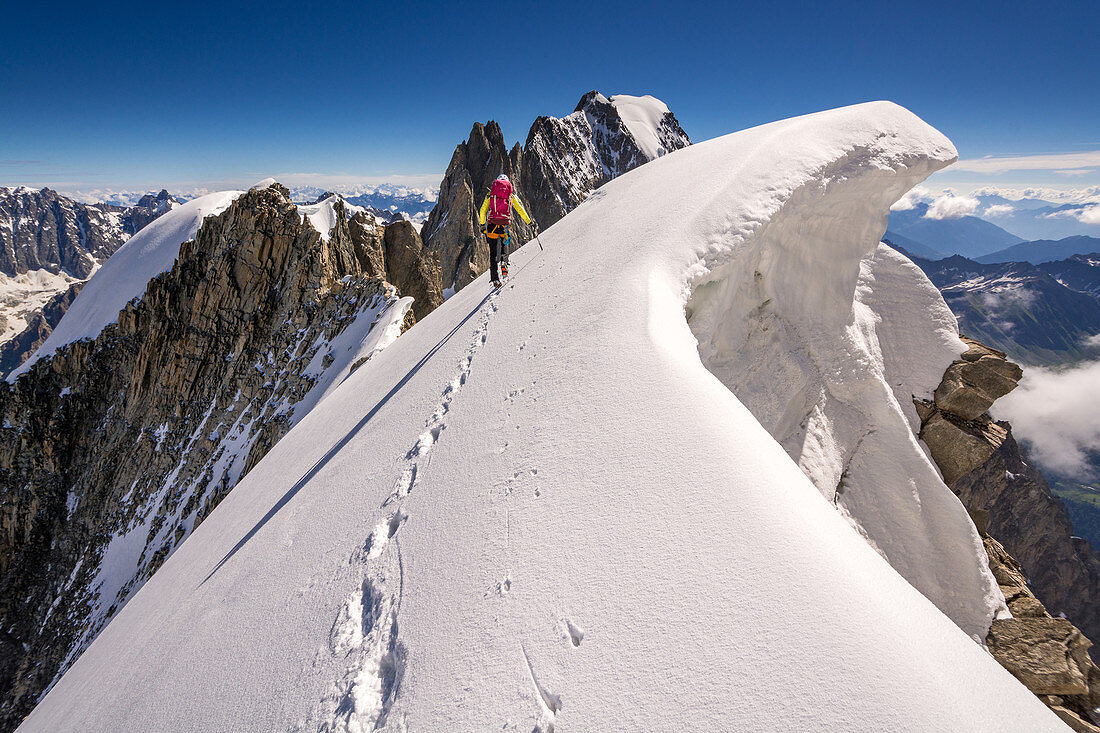 Bergsteiger an einer Wechte, Grat am Dome de Rochefort, Grandes Jorasses, Mont Blanc-Gruppe, Frankreich