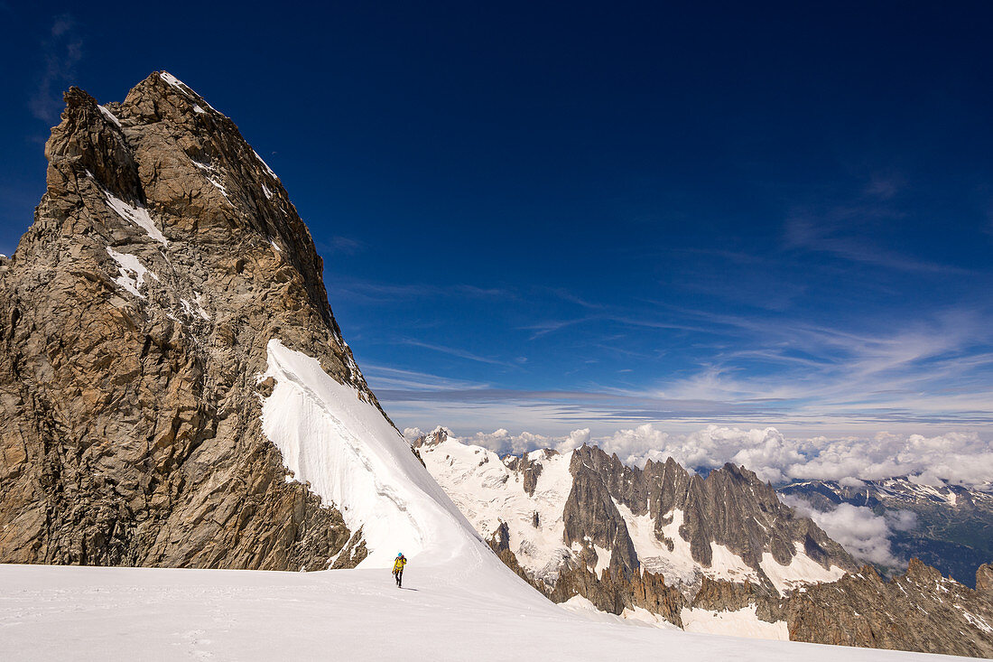 Bergsteiger am Col des Grandes Jorasses, Biwak Canzio, Mont Blanc-Gruppe, Frankreich