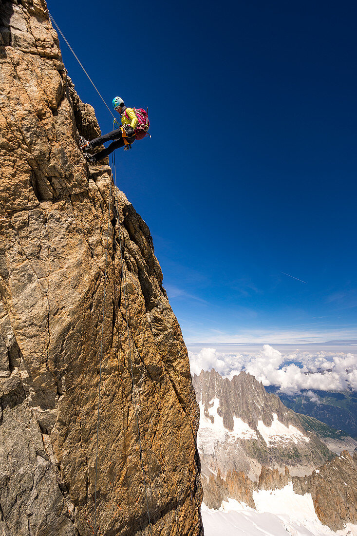 Bergsteiger seilt sich ab, Rochefort, Grandes Jorasses, Mont-Blanc-Gruppe, Frankreich