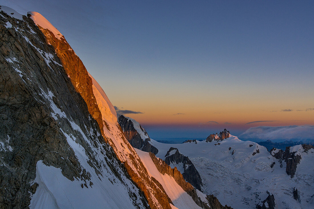 Sonnenaufgang an Aretes de Rochefort, Aiguille du Midi im Hintergrund, Mont Blanc-Gruppe, Frankreich