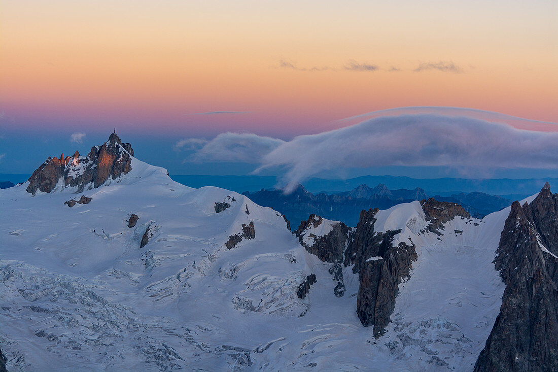 Die Aiguille du Midi in der Morgendämmerung, von den Grandes Jorasses aus gesehen, Mont Blanc-Gruppe, Frankreich