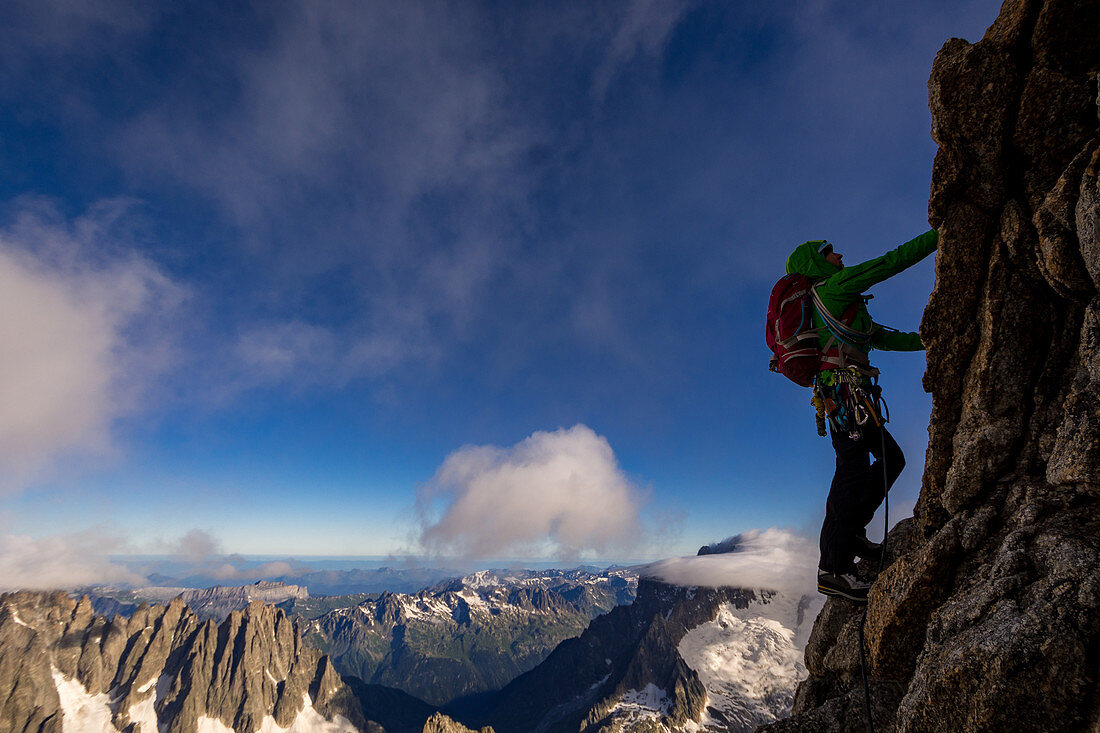 Bergsteigerin beim Anstieg zum Grat der Grandes Jorasses, Mont Blanc-Gruppe, Frankreich