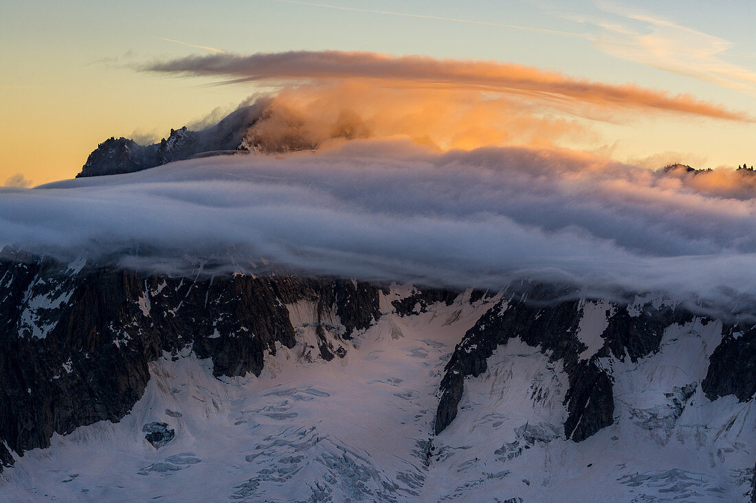 Die Aiguille Verte und Gletscher bei Sonnenaufgang, Wolken im Vordergrund, Mont Blanc-Gruppe, Frankreich
