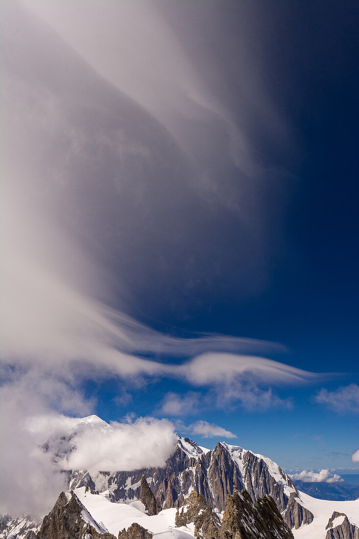 Foehnwolken im Himmel über den Grandes Jorasses, Mont Blanc-Gruppe, Frankreich