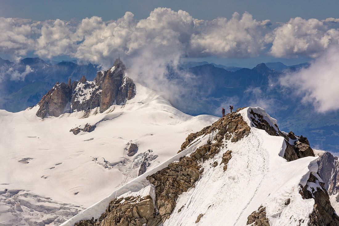 Zwei Bergsteiger auf Pointe Whymper, Blick von Pointe Walker Grandes Jorasses, Im Hintergrund Aiguille du Midi, Mont Blanc-Gruppe, Frankreich