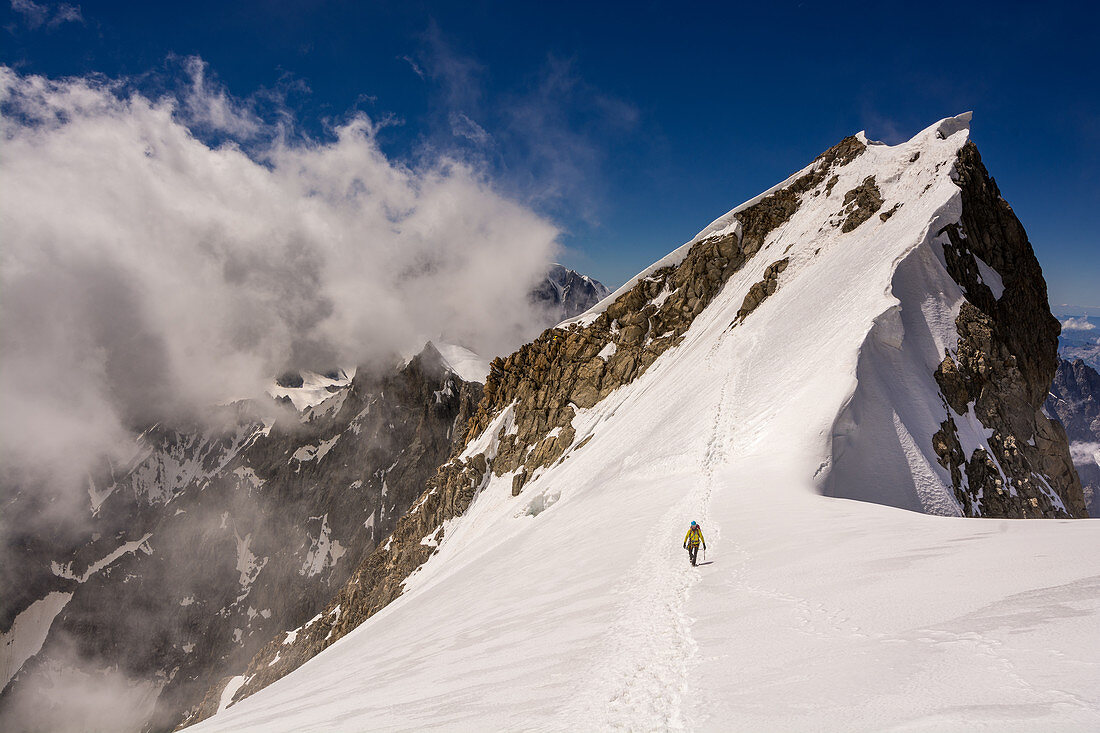 Bergsteigerin auf dem Weg zum Gipfel der Grandes Jorasses, Mont Blanc-Gruppe, Frankreich