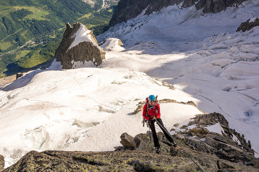Bergsteigerin beim Abseilen, Blick ins Val Ferret, Grandes Jorasses, Mont Blanc-Gruppe, Frankreich