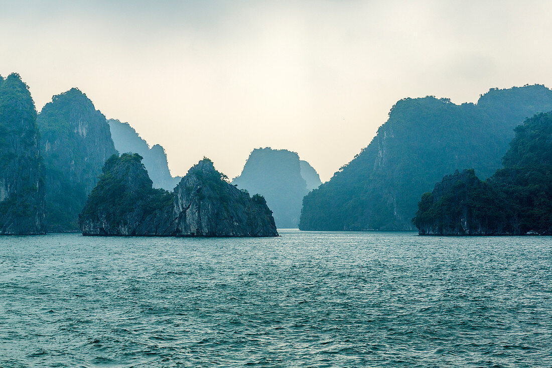 Felsen in der Bucht von Halong, Vietnam