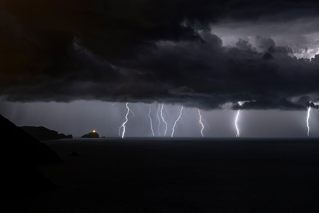 Gewitter auf Tino Island in einer Sommernacht, Ligurien, Italien, Europa