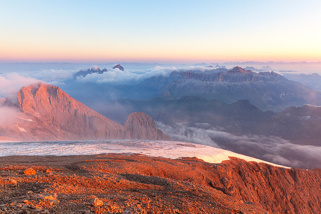 Punta Penia bei Sonnenaufgang, Marmolada-Gruppe, Dolomiten, Provinz Canazei, Trento, Trentino-Südtirol, Italien