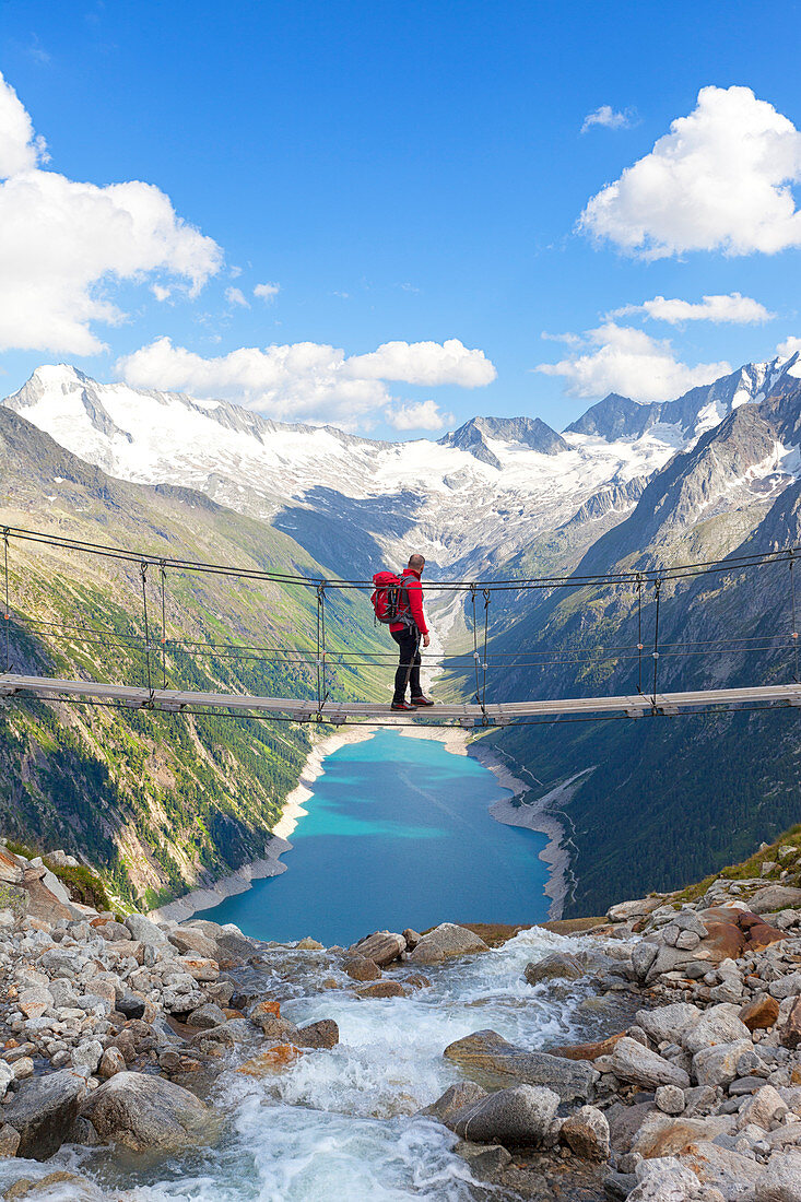 Die tibetische Brücke nahe Olperer Schutz mit Schlegeispeicher, Zillertal Alpen, Tirol, Österreich