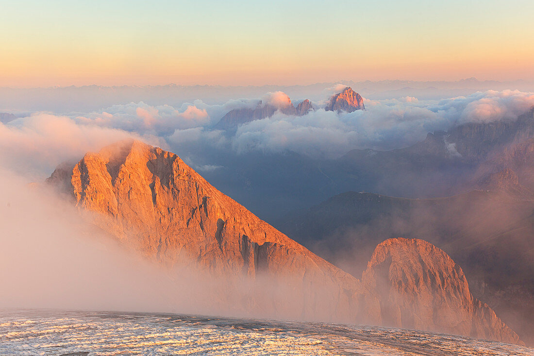 Punta Penia bei Sonnenaufgang, Marmolada-Gruppe, Dolomiten, Trento, Trentino-Südtirol, Italien