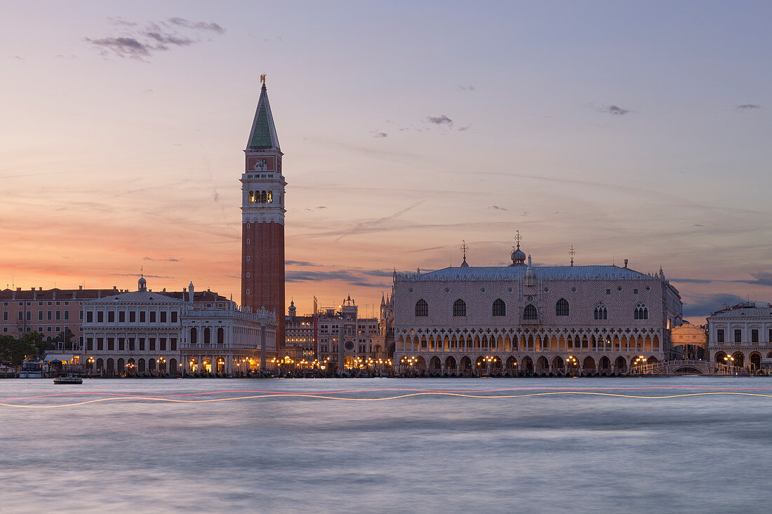 Glockenturm und Dogenpalast, San Giorgio Maggiore bei Sonnenuntergang, Venedig, Italien