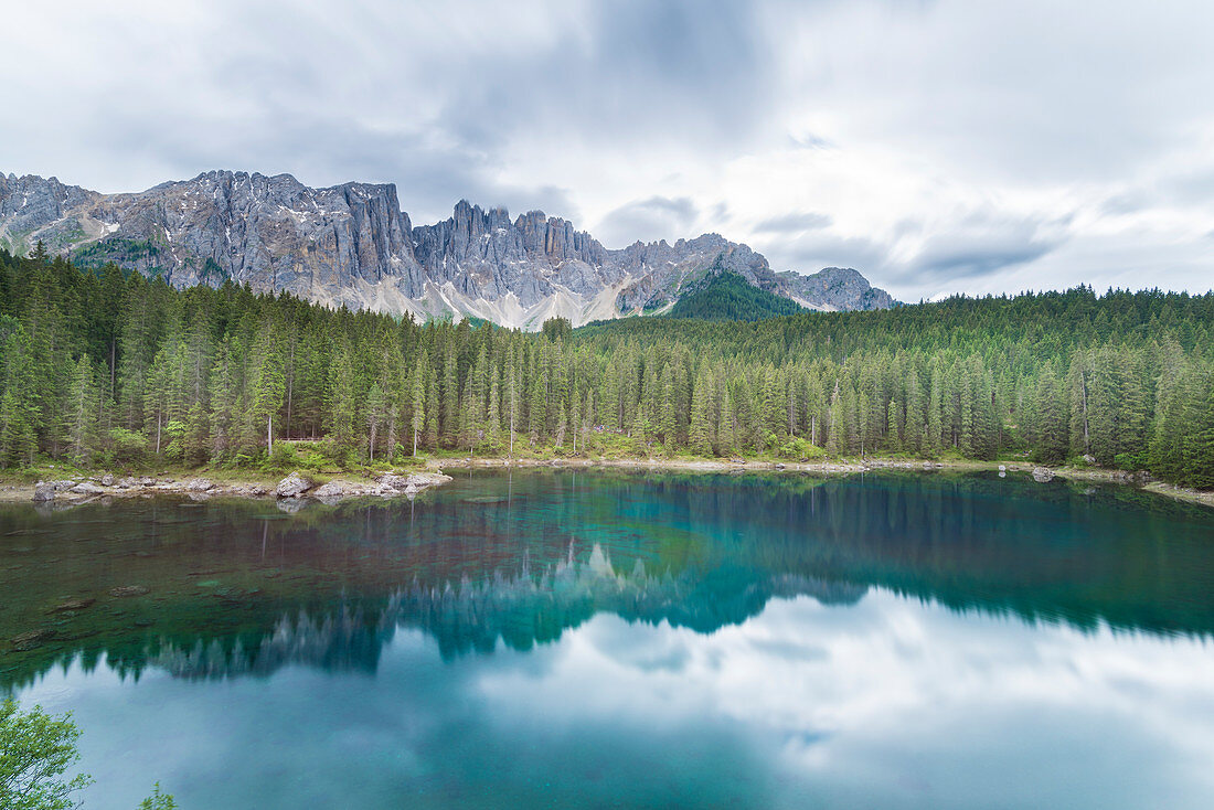 Karersee und Latemar, Eggental, Dolomiten, Provinz Bozen, Südtirol, Italienische Alpen, Italien