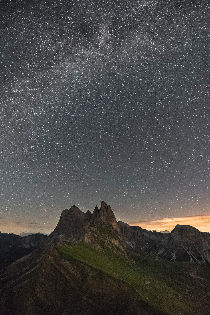 Der Gipfel Seceda unterm Sternenhimmel, Provinz Bozen, Trentino-Südtirol, Italien
