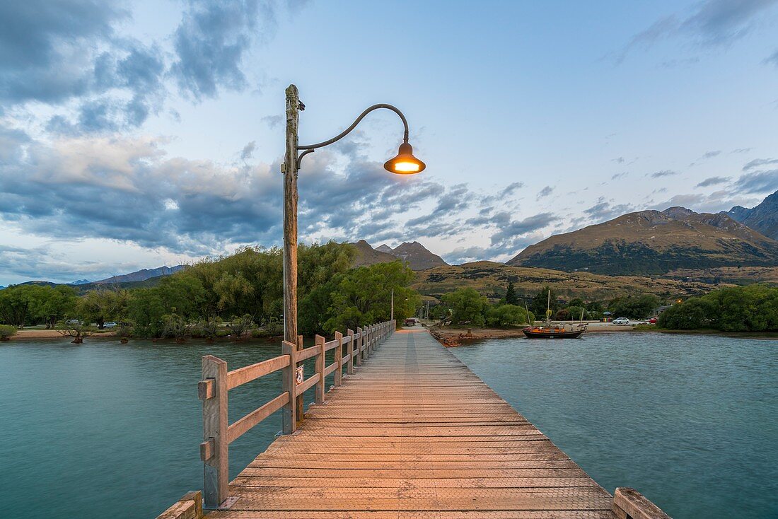 Ein Steg mit Laterne in der Abenddämmerung, Glenorchy, Queenstown Lakes District, Otago, Südinsel, Neuseeland