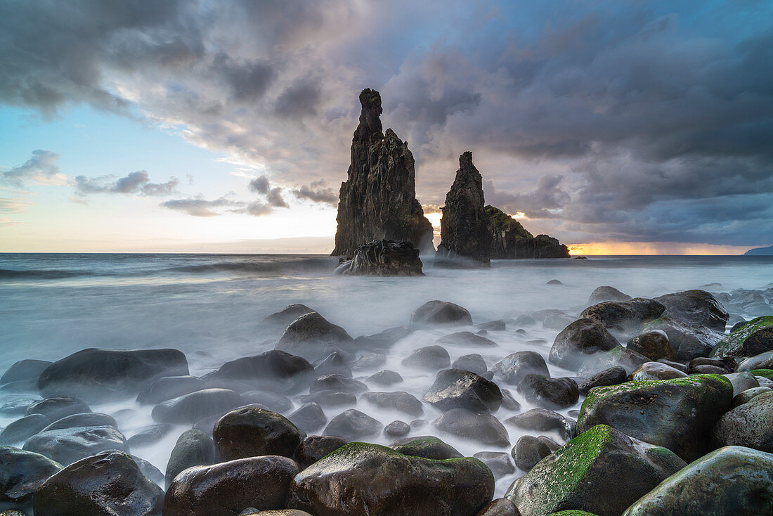 Die Inseln Rib und Janela im Morgenlicht, Region Porto Moniz, Madeira, Portugal