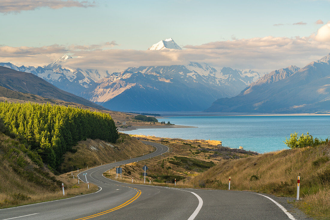 Straße entlang des Sees Pukaki mit Blick auf den Mt. Cook, Canterbury-Region, Südinsel, Neuseeland