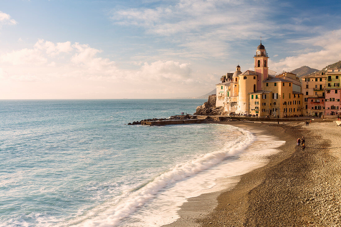 Strand bei Camogli, Provinz Genua, Ligurien, Italien