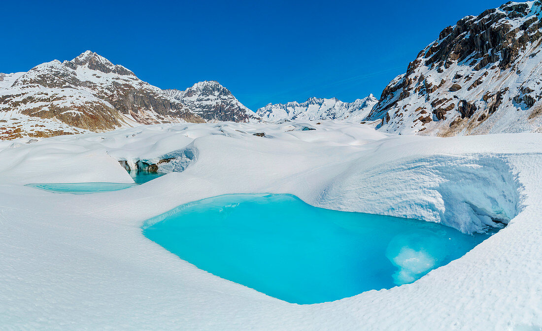 Hellblaues Gletscherwasser am Aletschgletscher, Vallese, Schweiz