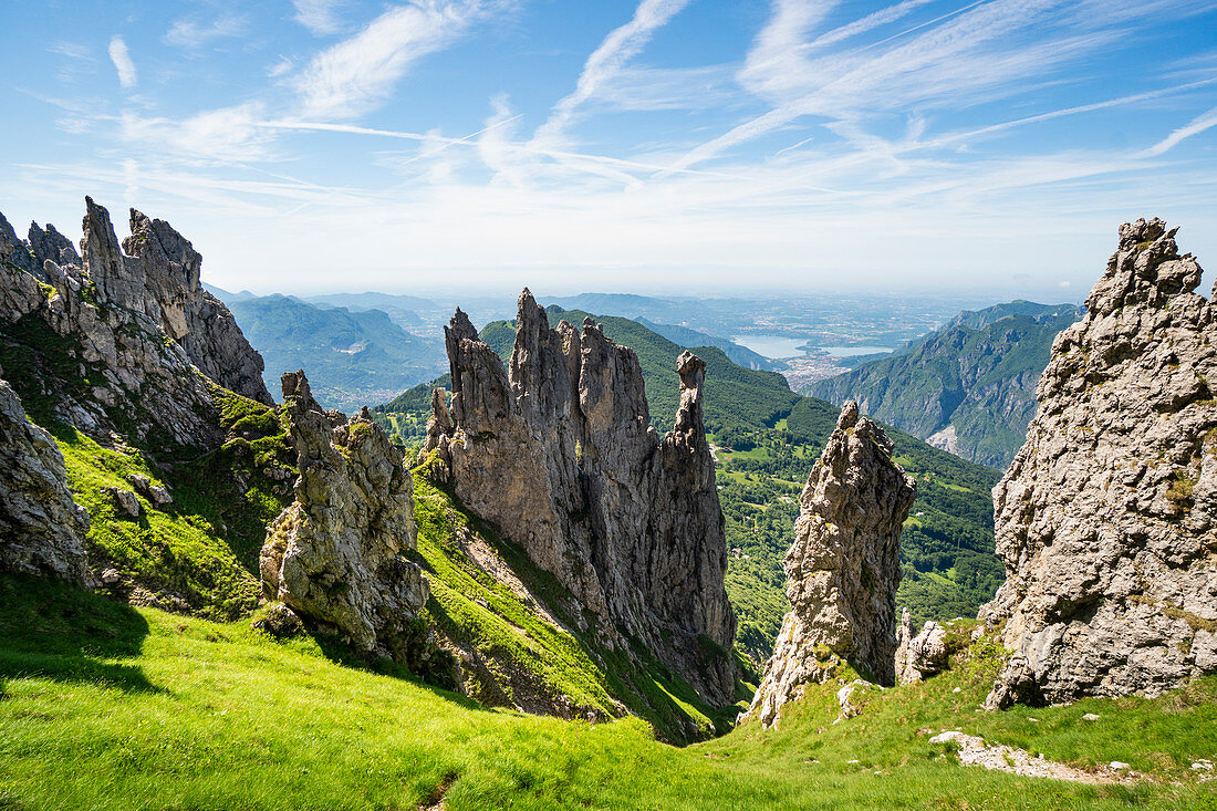 Felsen von Grignetta entlang des Weges zur Rosalba Hütte, Valsassina, Lombardei, Italien