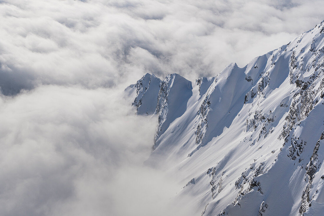 Grate und Wolken vom Feluma Peak, Valgrisenche, Arvier, Aostatal, Italien.