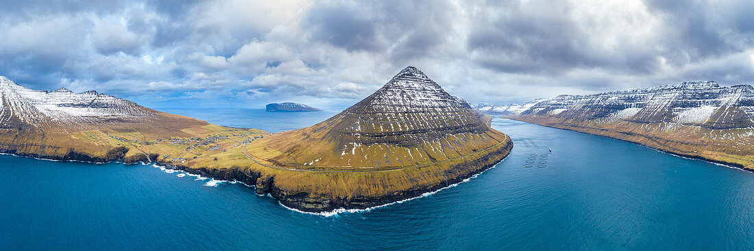 Luftaufnahme von Vidareidi und dem Fjord zwischen Vidoy und Bordoy Island, Färöer, Dänemark