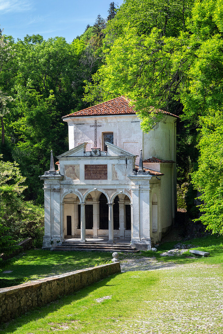 Blick auf die Kapelle und den heiligen Weg des Sacro Monte di Varese, UNESCO-Weltkulturerbe, Lombardei, Italien