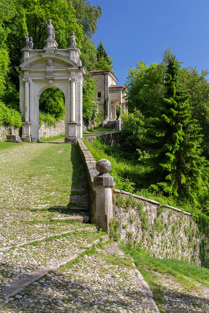 Blick auf die Kapelle und den heiligen Weg des Sacro Monte di Varese, UNESCO-Weltkulturerbe, Lombardei, Italien