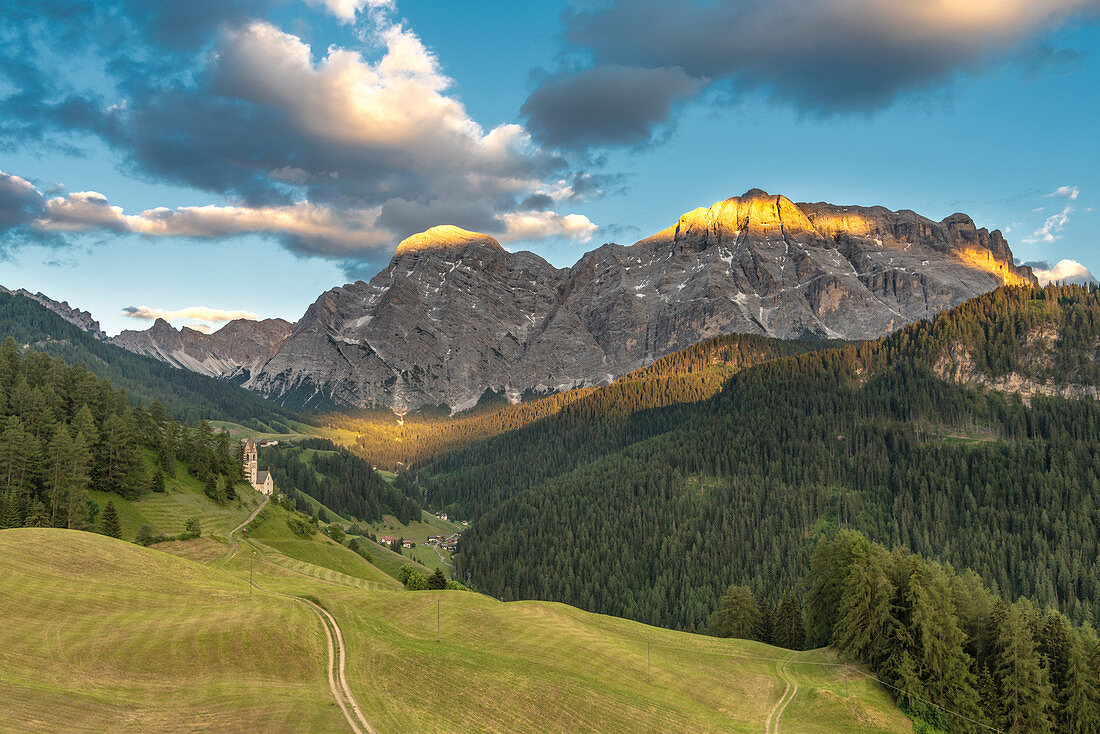 La Valle / Wengen, Alta Badia, Bolzano province, South Tyrol, Italy. The St. Barbara chapel before the peaks of Cima Nove / Neunerspitze and Cima Dieci / Zehnerspitze.