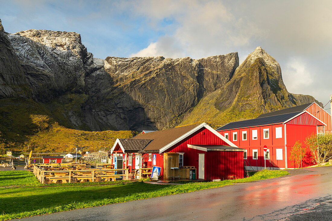Traditionelle rote Fischerhütten (Rorbu) in Reine, Moskenes, Nordland, Lofoten, Norwegen