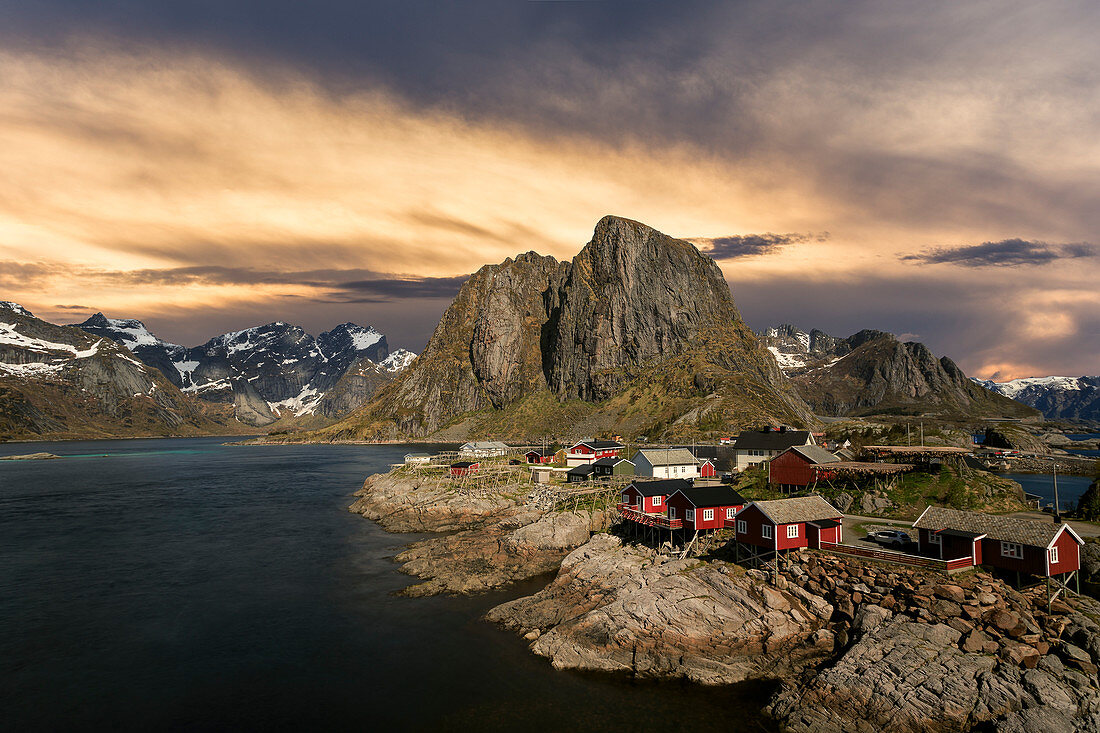 Das Dorf Hamnoy bei Sonnenuntergang, Moskenes, Nordland, Lofoten, Norwegen