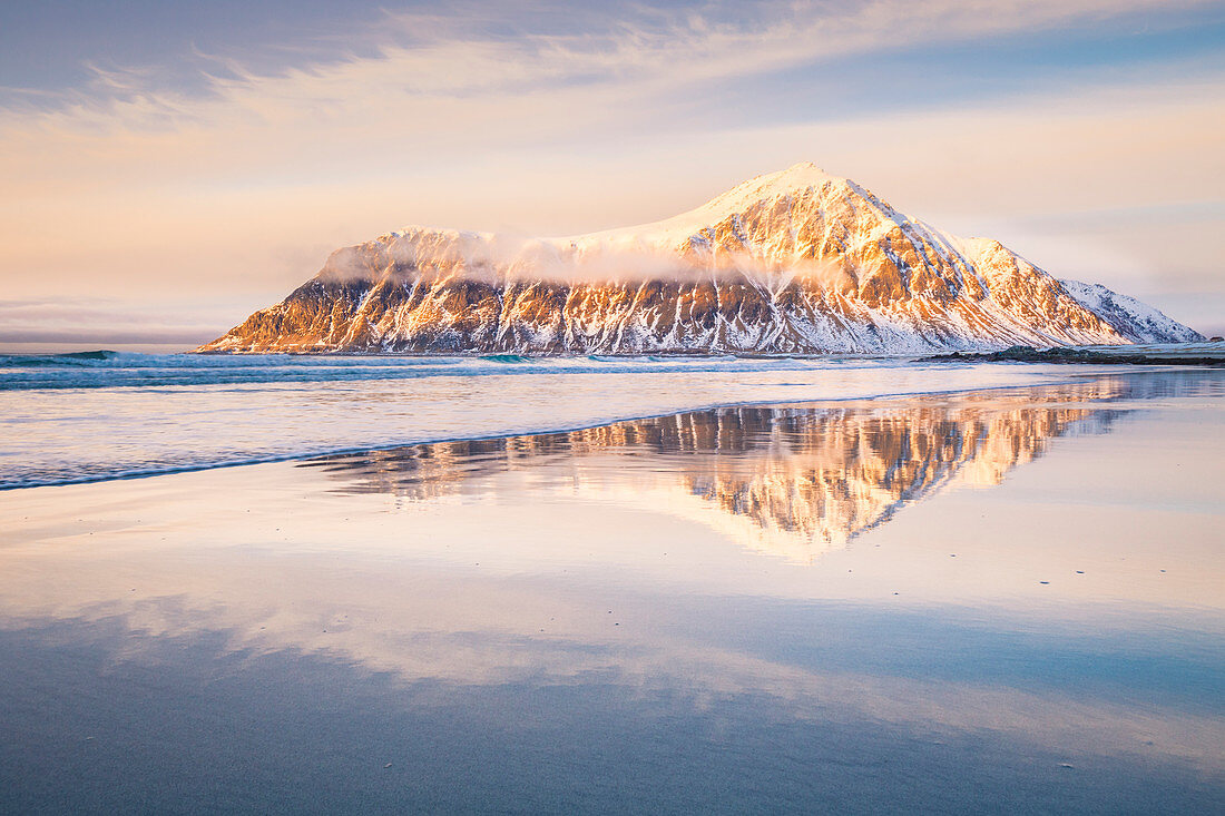 Blick auf die Insel Skagsanden, Lofoten, Norwegen