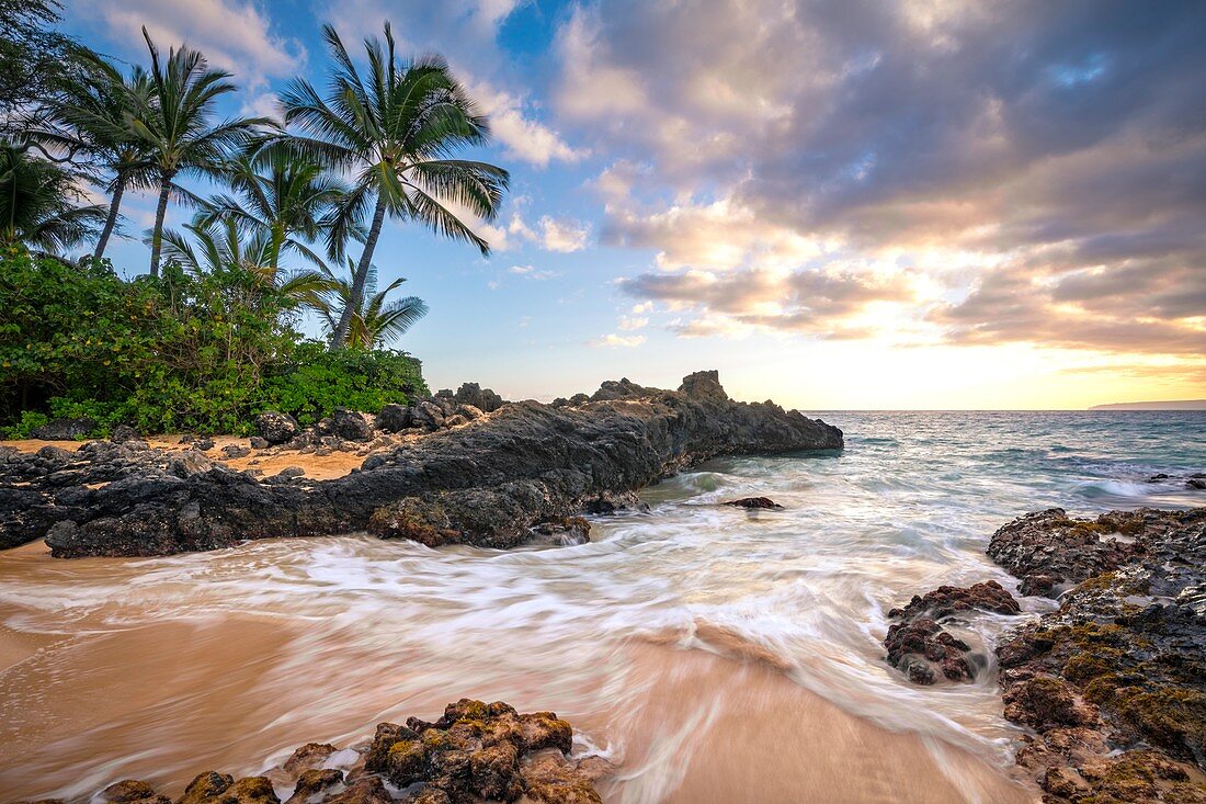 Sonnenuntergang am Strand von Makena, Insel Maui, Hawaii, USA