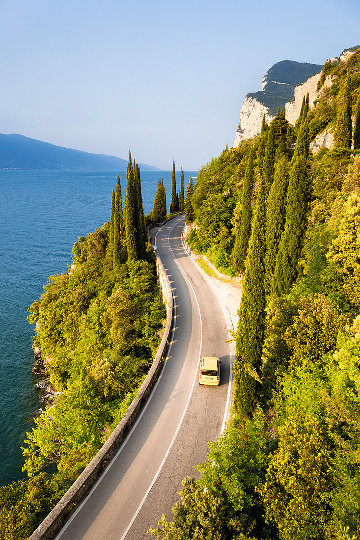 Malerische Straße SS45 an der Westseite des Gardasees, Brescia, Lombardia, Italien