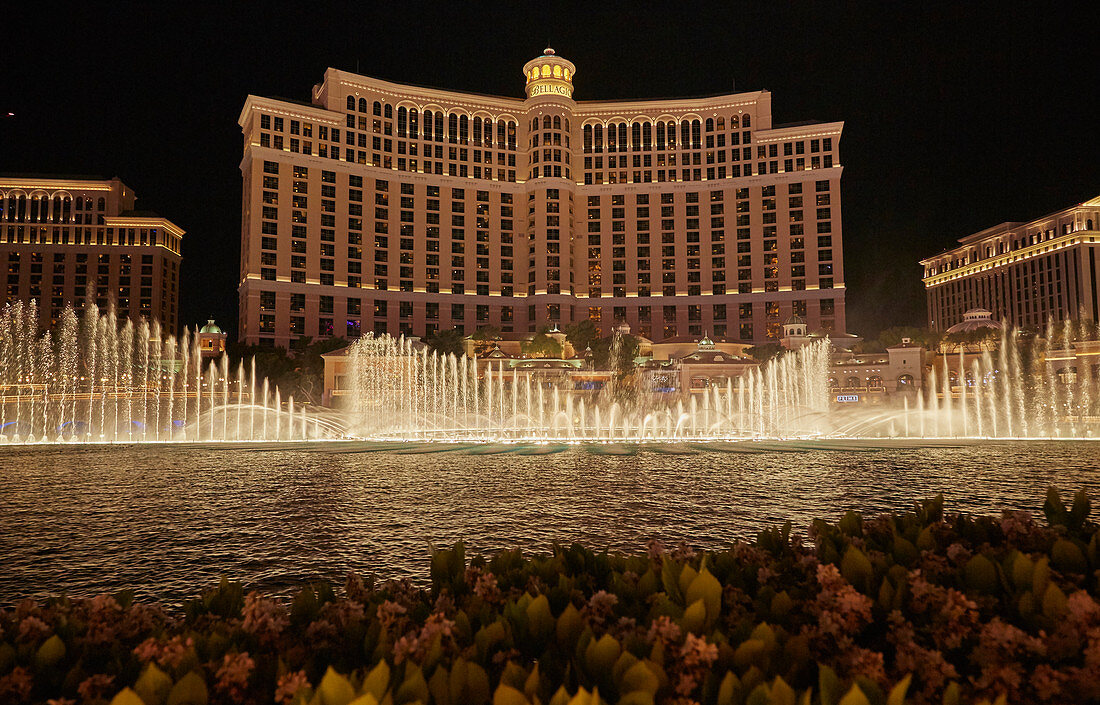 Das Hotel Bellagio mit Wasserspielen bei Nacht, Las Vegas, Nevada, USA