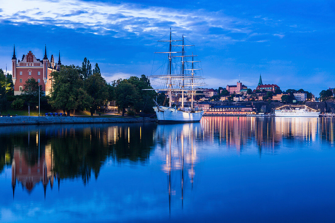 Schiff und Fluss bei Sonnenuntergang, Stockholm, Schweden